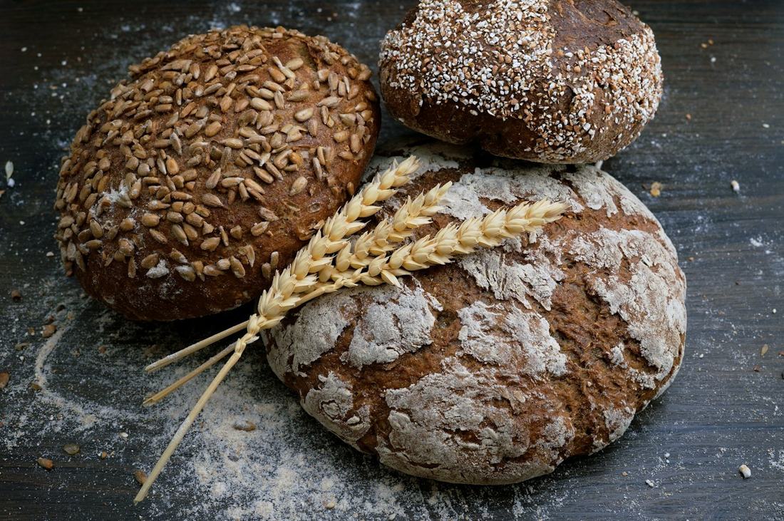 Frische Sauerteigbrote mit Ähren